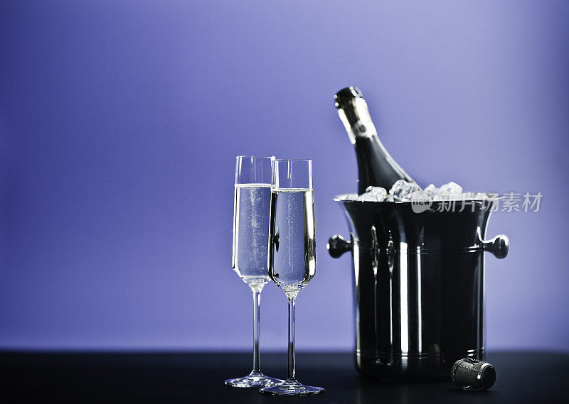 香槟冷却器|瓶，冰，两块冰，精致的气泡